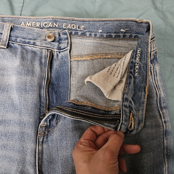 American Eagle woman's heavily distressed mom jeans - Picture 9 of 14